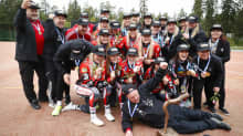 Porin Pesäkarhujen joukkue juhlii mestaruutta pesäpallon naisten Superpesiksen viidennen loppuottelun Manse PP–Porin Pesäkarhut jälkeen Tampereella 23. syyskuuta 2023.