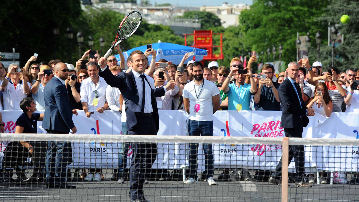 Ranskan presidentti Emmanuel Macron esitteli tennistaitojaan Pariisin olympialaisia markkinoivassa tapahtumassa. 