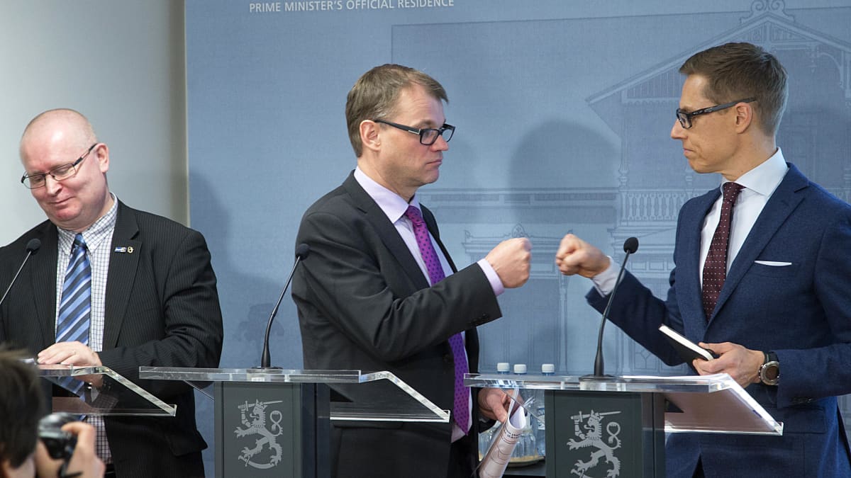 Kuvassa ministerit Juha Sipilä ja Alexander Stubb (oik) sekä Jari Lindström (vas)