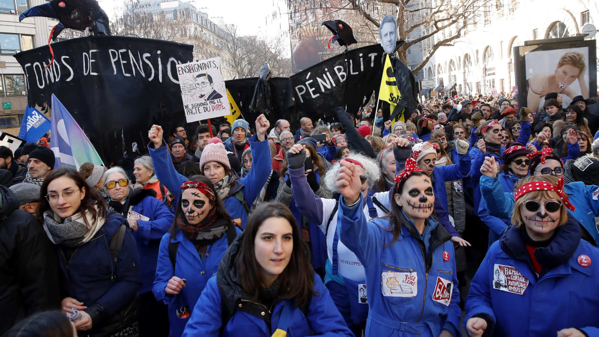 Les Rosies Group, joka käyttää Rosie the Rieveterin päänauhaa, osoitti mieltään suunniteltua eläkeuudistusta vastaan ​​Pariisissa, Ranskassa, 7. helmikuuta.