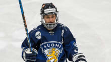 Jenni Hiirikoski pelaa jääkiekkoa.
