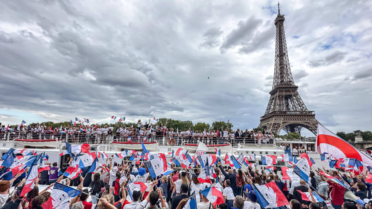 Ranskalaiset kokoontuivat fiilistelemään Pariisin olympiaisännyyttä Eiffel-tornin juurelle. 