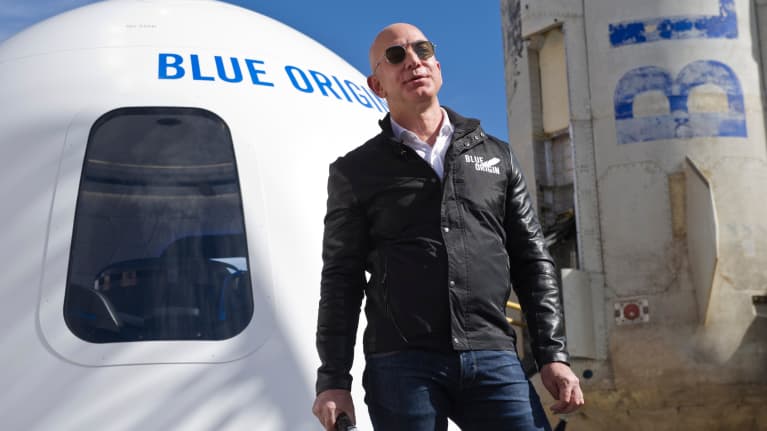 2017年にBlue Originの宇宙カプセルの前にサングラスをかけているジェフベゾス。