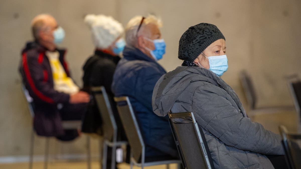 Useat ihmiset odottavat vuoroaan rokotettaviksi Porvossa.18.3.2021.