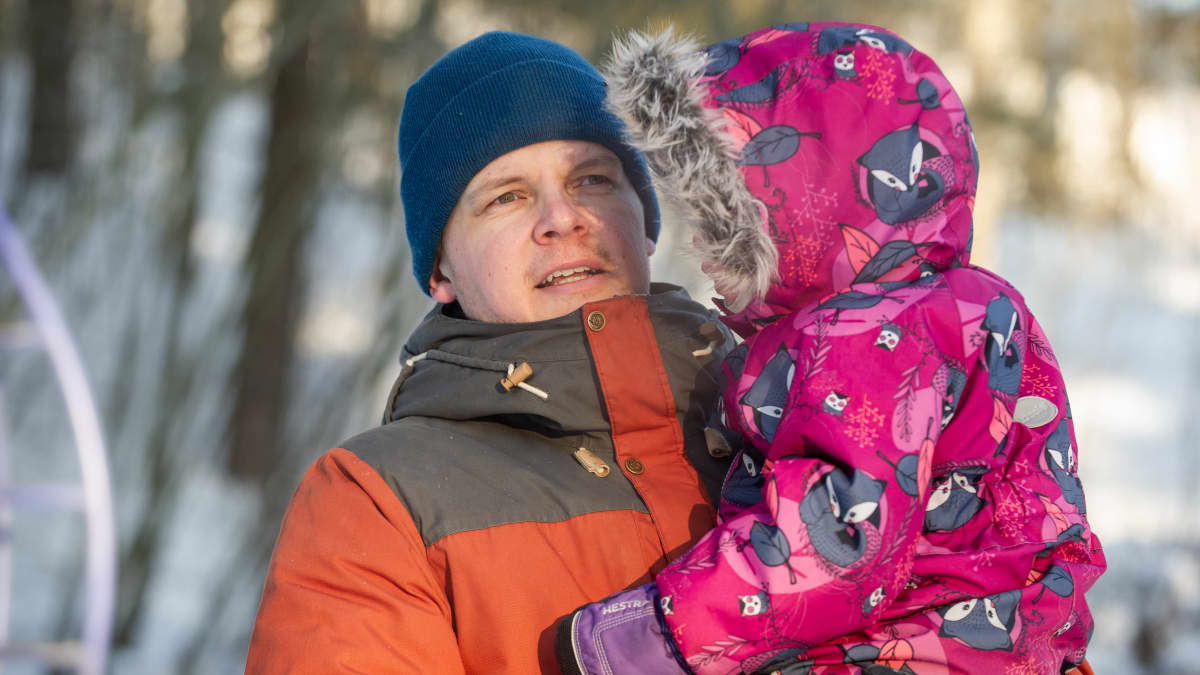 Helsinkiläinen isä Johannes Laakio. Leikkipuisto Intia. Kumpulassa. 18.2.21