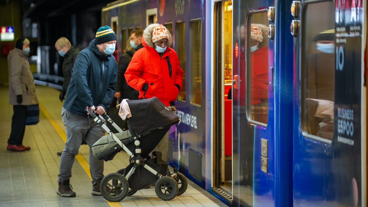 Matkustajat Herttoniemen metroasella.23.3.2021.