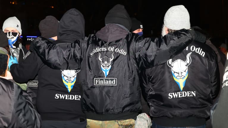 Soldiers of Odin -takkiset henkilöt poseeraavat kameralle.