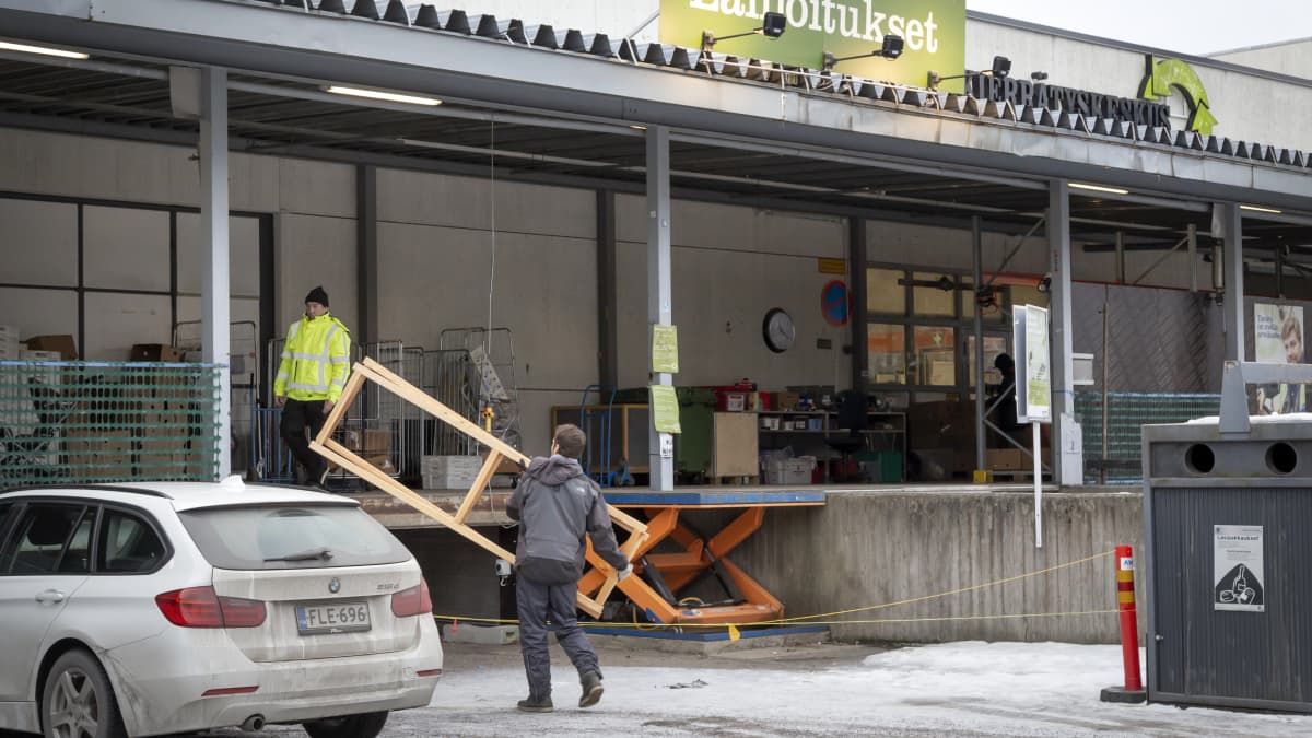 Asiakas kantaa Lundia tikkaita Kierrätyskeskukseen.