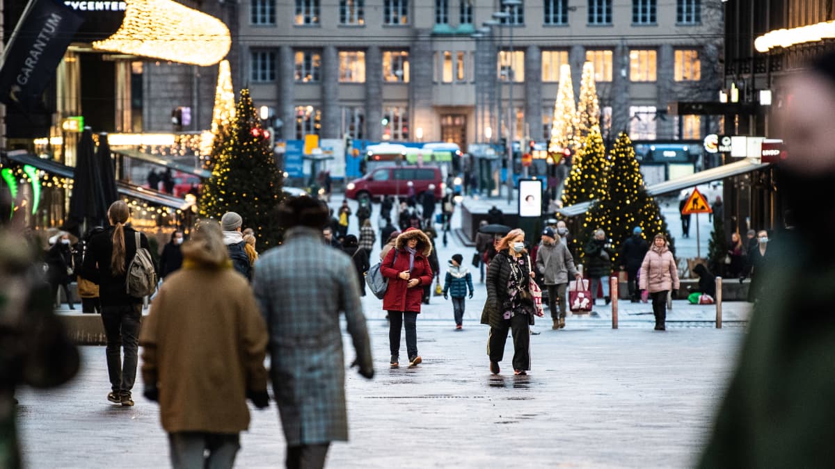 Ihmisiä Helsingin keskustassa.