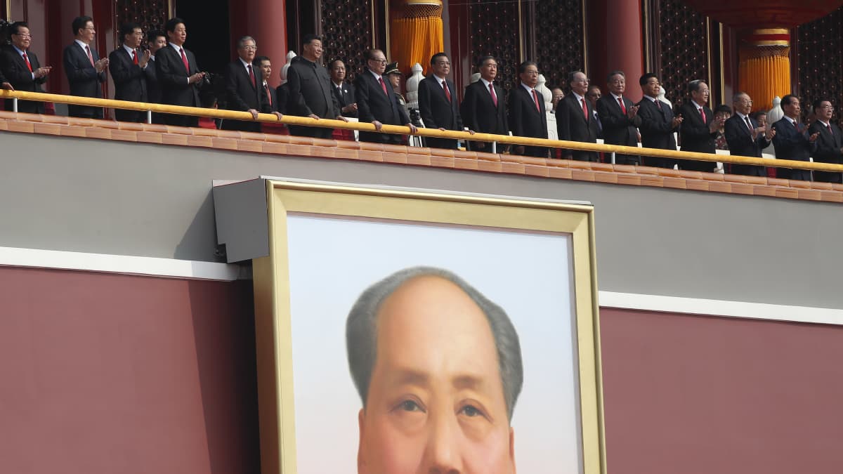 Kiinan kommunistisen puolueen johtajat seuraavat sotilasparaatia.