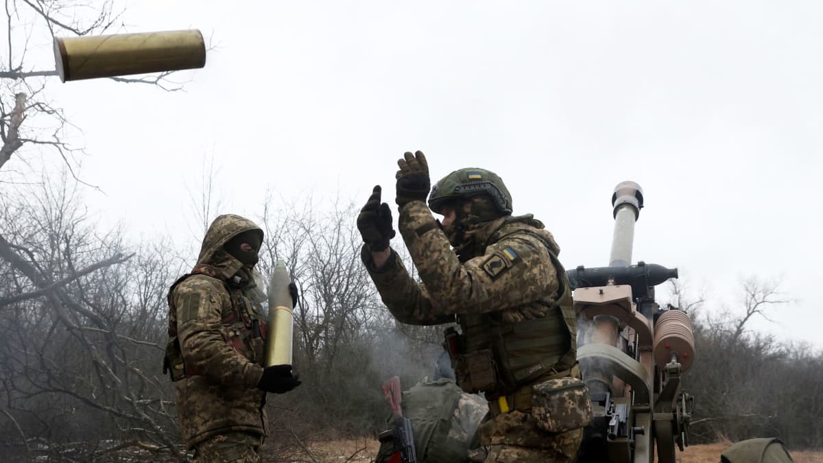 Ukrainan armeijan sotilaat ampuvat maastossa tykillä.