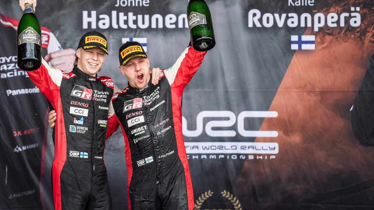 Rally driver Kalle Rovanperä (left) and circuit driver Jonne Haltunen (right) rejoiced at the victory. Photo: Lehtikuva
