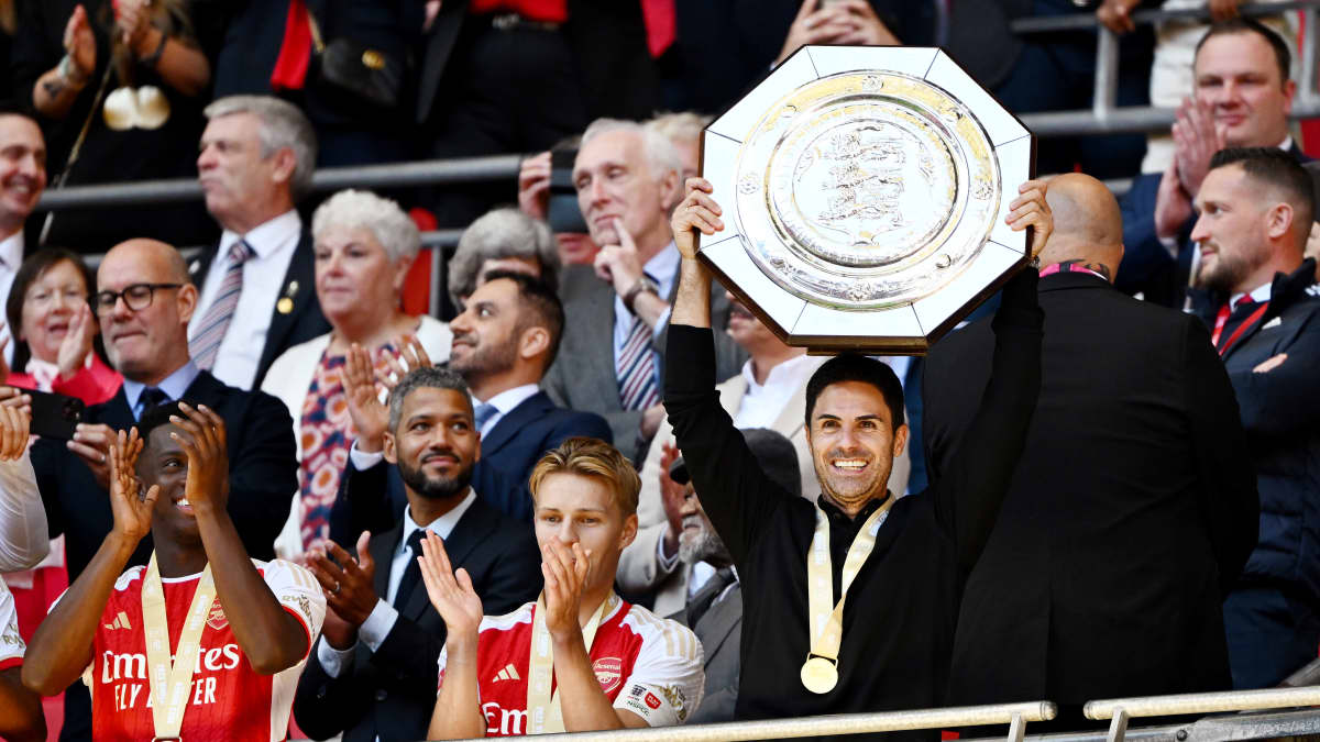Mikel Arteta nostaa Community Shield -lautasta. 