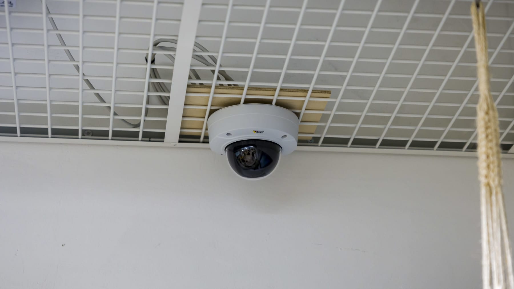 Helsingin vankilan katossa oleva valvontakamera