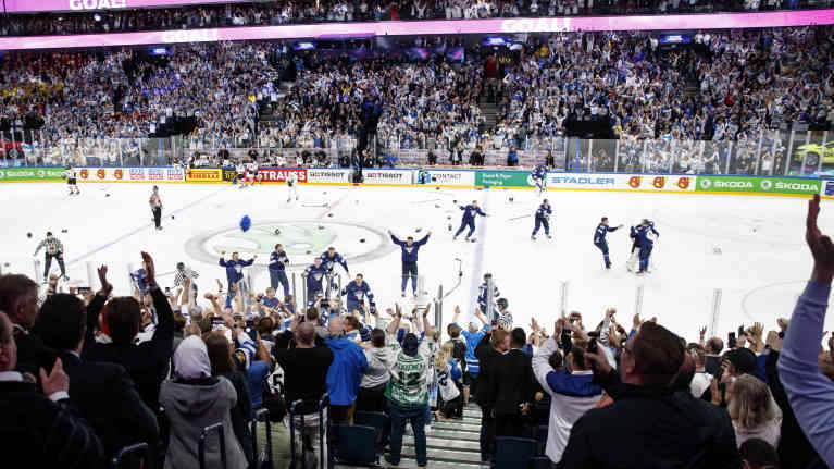 Suomi tuulettaa maailmanmestaruutta.