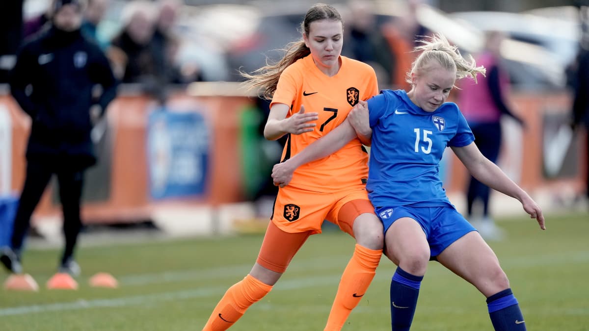 Suomen alle 19-vuotiaiden tyttöjen Sara Ikonen suojaa palloa. Takana Hollannin Lotte Keukelaar.