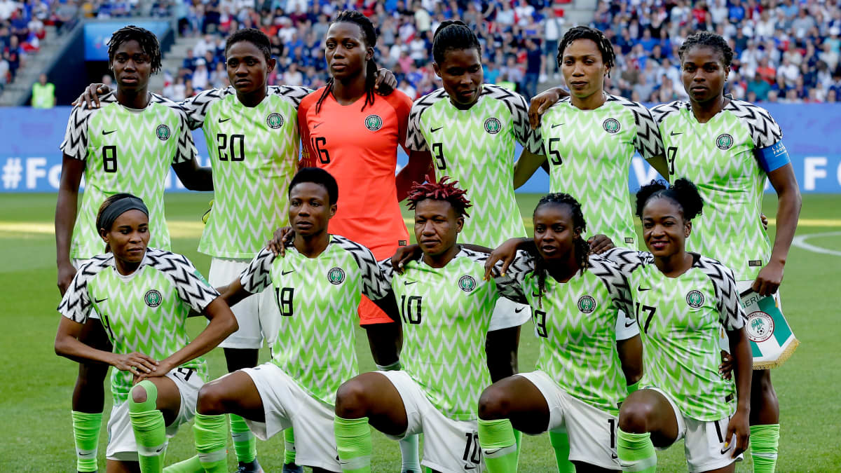 Nigerian joukkue polvistuneena kuvaan.