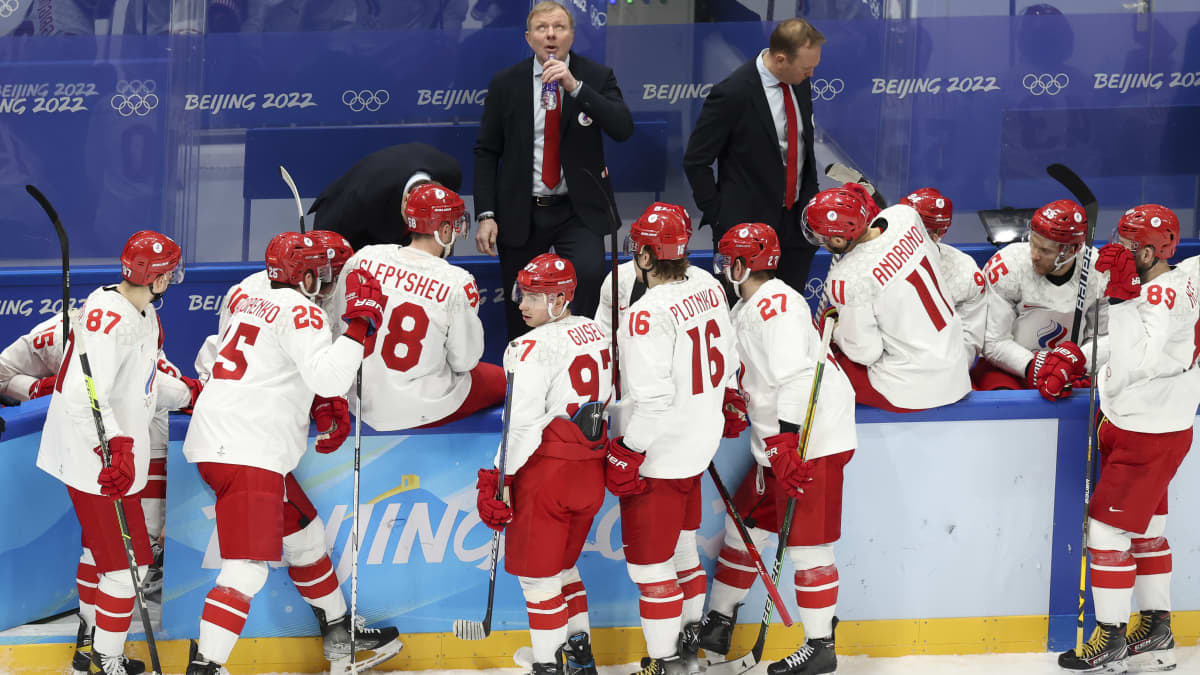 Venäjän olympiakomitean joukkue vaihtoaition edustalla Pekingin jääkiekkofinaalissa Suomea vastaan 2022.