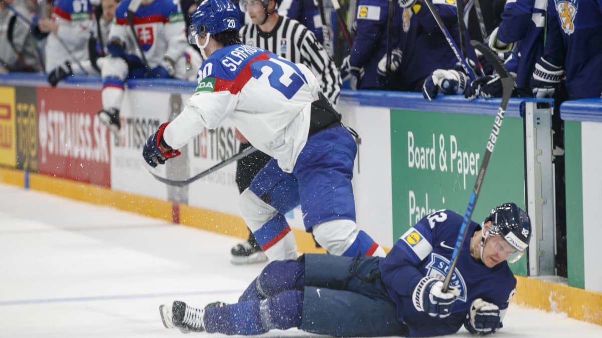 Juraj Slafkovsky luistelee, kun Harri Pesonen on kaatuneena jäähän.