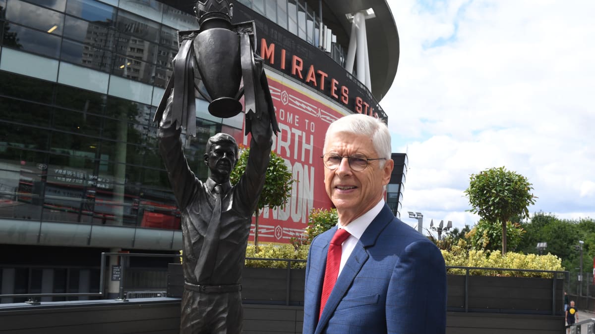 Arsene Wenger näköispatsaan vieressä.