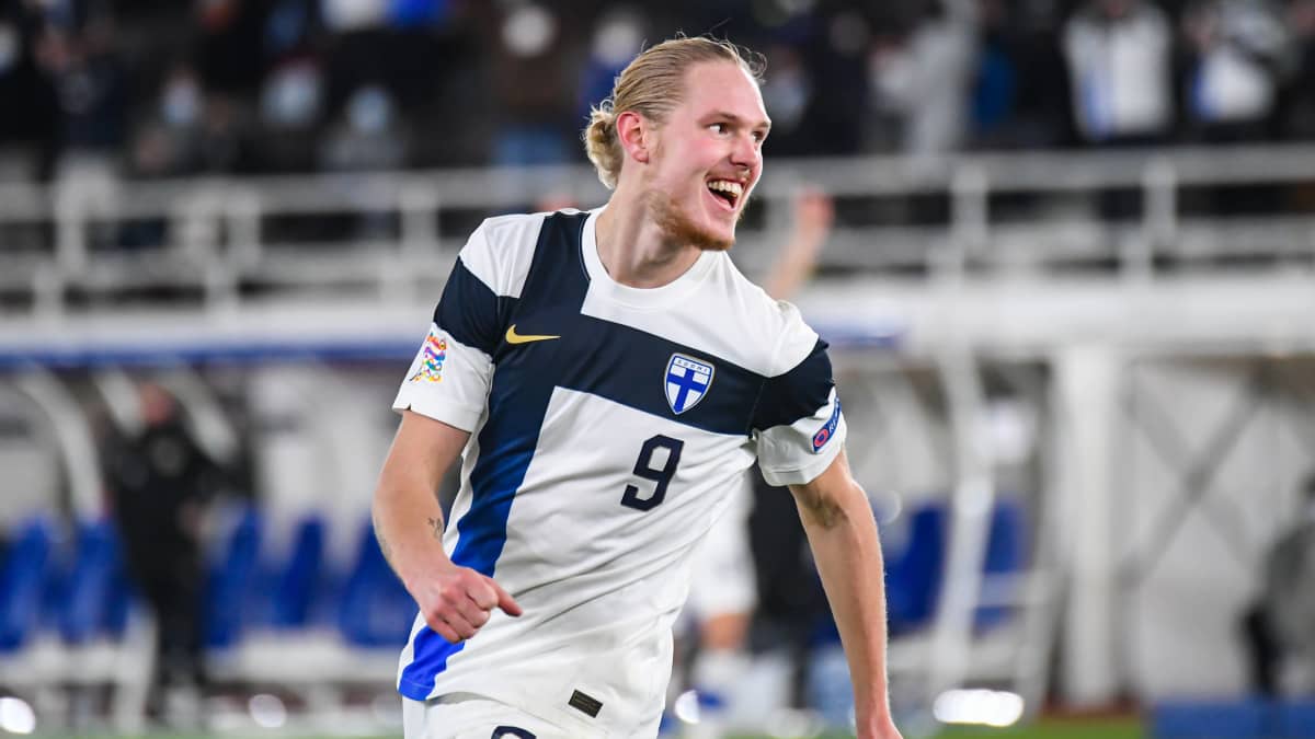 Fredrik Jensenin paras jakso maajoukkueessa oli syksy 2020. Kuvassa hän tuulettaa olympiastadionilla.
