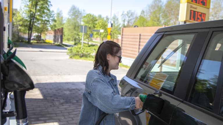 Aletta Salo tankkaamassa Vartiokylän Shellillä.