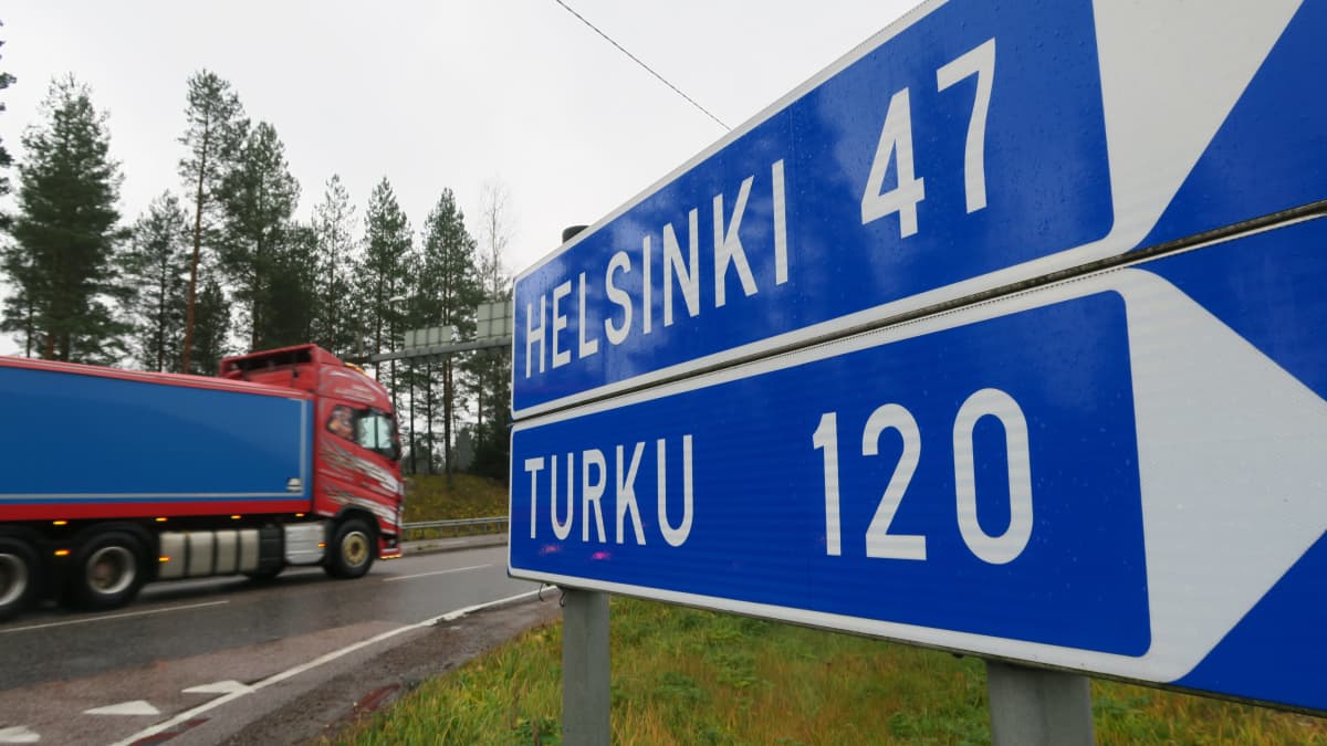 Helsinki 47, Turku 120 -tienviitta valtatien numero 25 varressa Vihdin Myllylammella.