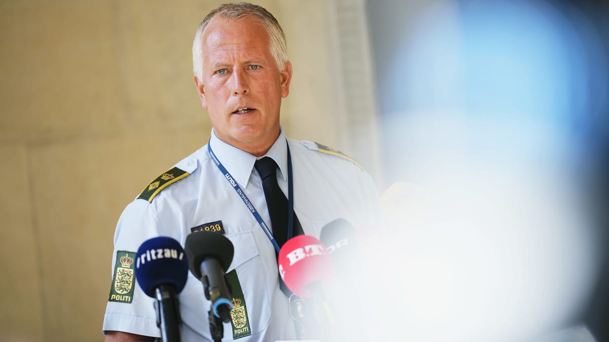 Kööpenhaminan poliisipäällikkö Soeren Thomassen puhuu tiedotustilaisuudessa.
