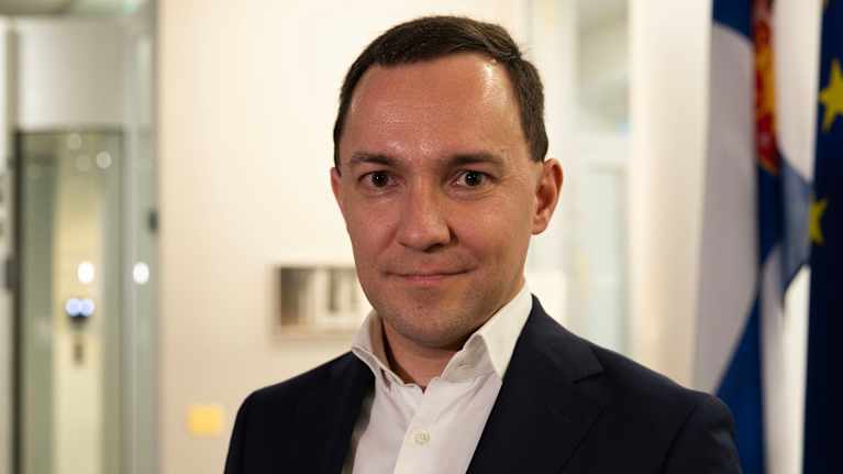 Ville Rydman, elinkeinoministeri katsoo kameraan.