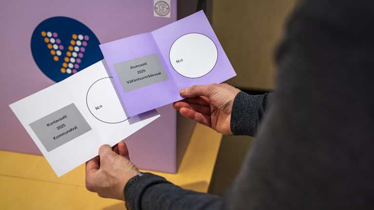 There are 2 ballots, so you have to be careful with them. Photo: Janne Lindroos / Yle