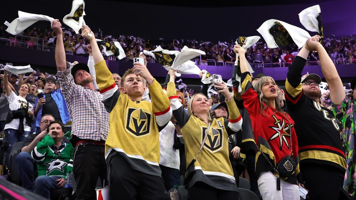 Vegas Golden Knightsin fanit heiluttavat pyyhkeitä ja kuvaavat puhelimillaan kaukalon tapahtumia.