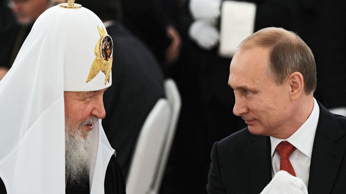Venäjän presidentti Vladimir Putin ja Moskovan patriarkka Kirll keskustelevat.