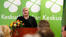 Annika Saarikko pitää puhetta Keskustan puoluevaltuuston kokouksessa.