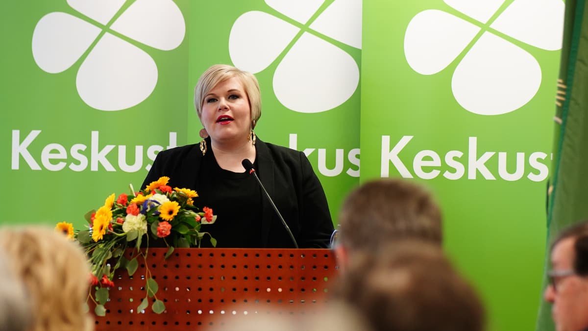 Annika Saarikko pitää puhetta Keskustan puoluevaltuuston kokouksessa.