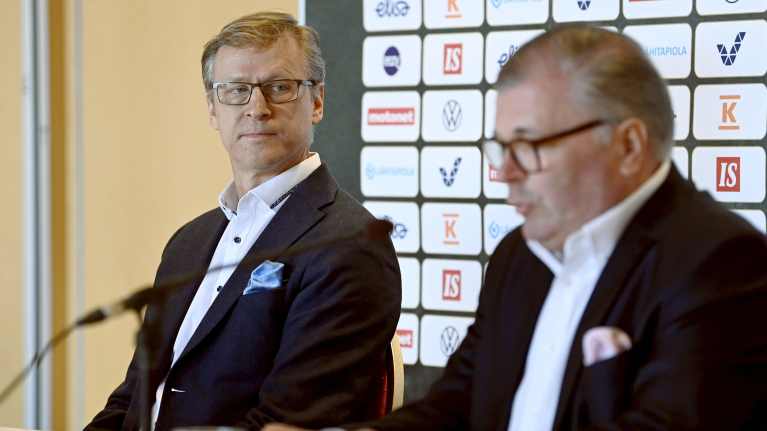 Jalkapallon miesten A-maajoukkueen päävalmentaja Markku Kanerva ja Palloliiton puheenjohtaja Ari Lahti kertoivat Espanjan-leirille lähtevän joukkueen kokoonpanosta tiedotustilaisuudessa Helsingissä 16. maaliskuuta 2022.