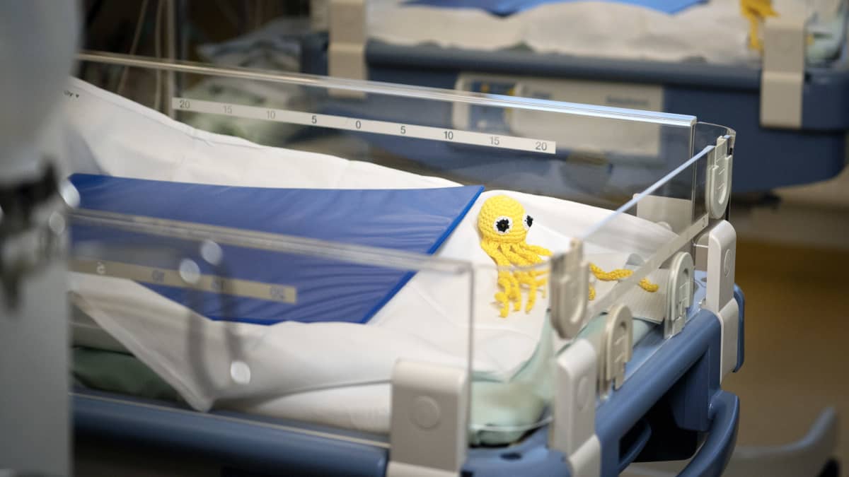 Virkattu turvalonkero vauvan sairaalasängyssä lasten ja nuorten klinikalla Tayksissa.
