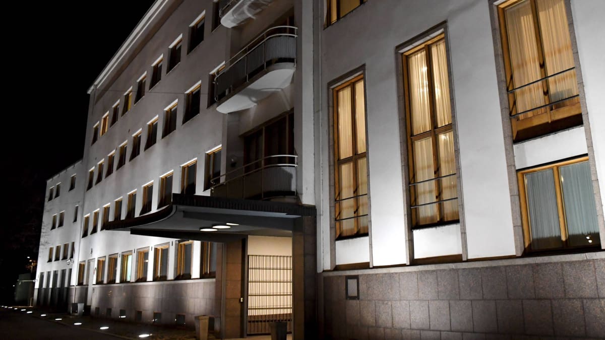 Kuvassa Suomen Moskovan-suurlähetystön rakennus Venäjällä illan pimeydessä.