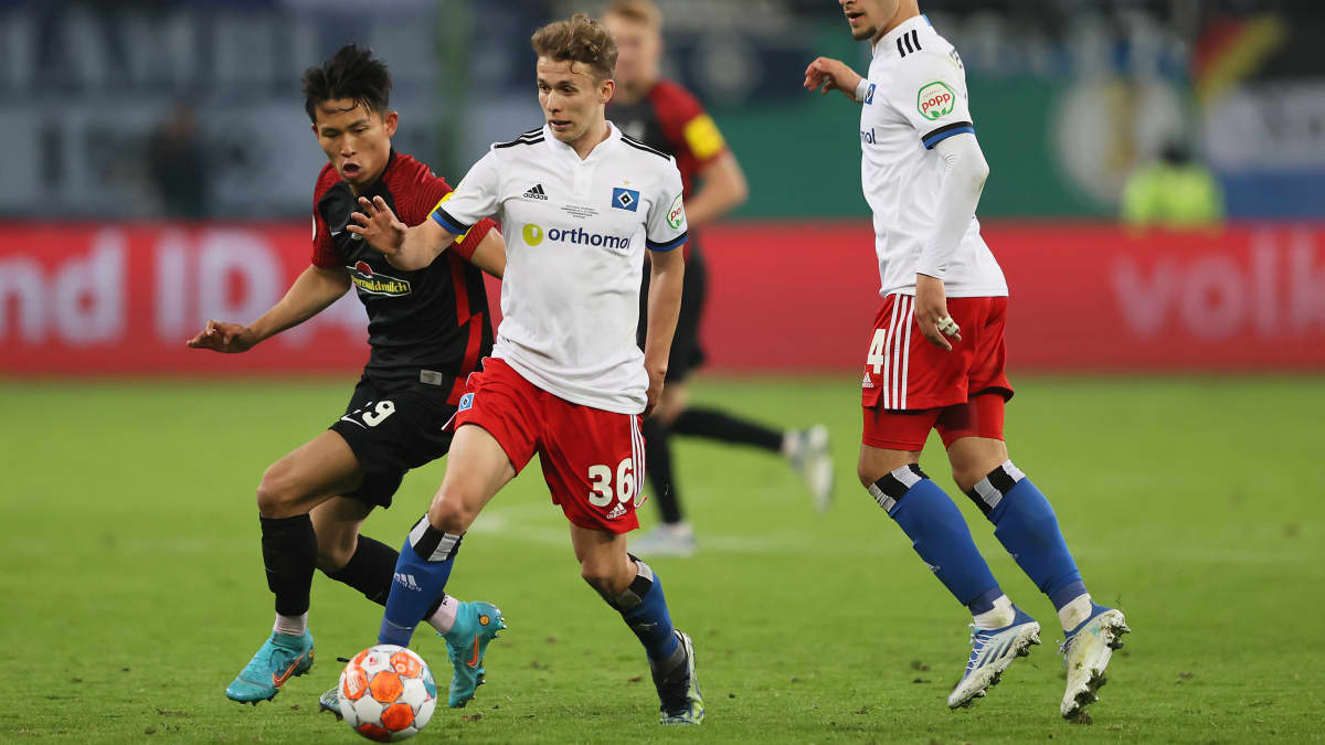 Anssi Suhonen HSV:n paidassa Saksan cupin välierässä Freiburgia vastaan.
