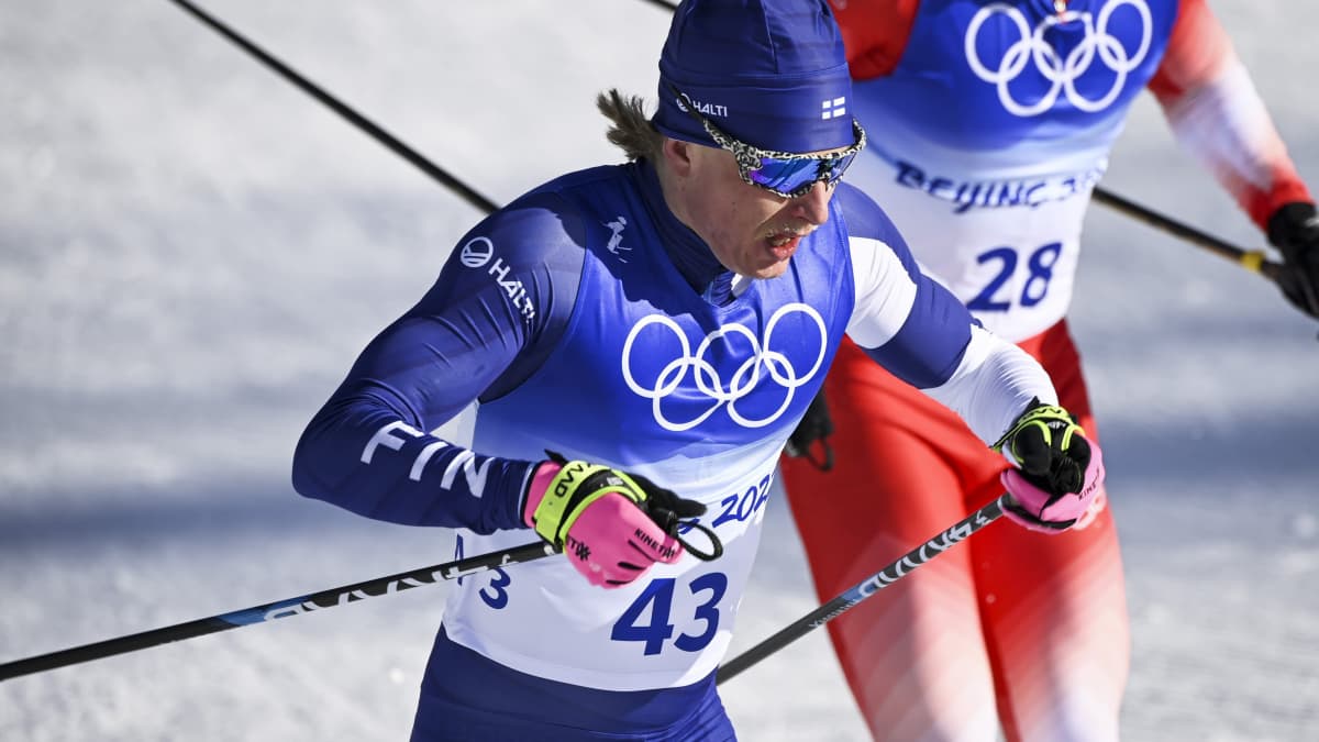 Remi Lindholm hiihtää Pekingin olympialaisten yhdistelmäkisassa.
