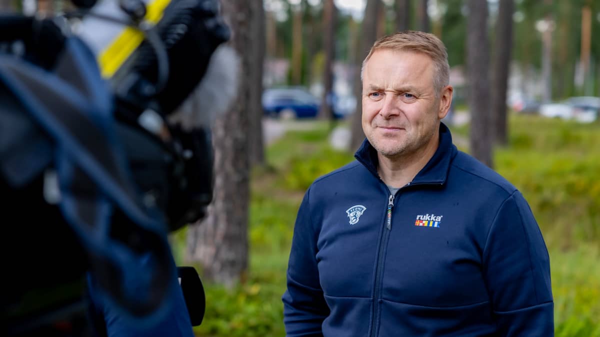 Naisleijonien päävalmentaja Juuso Toivola Vierumäellä Olympic Training Centerin pihalla.