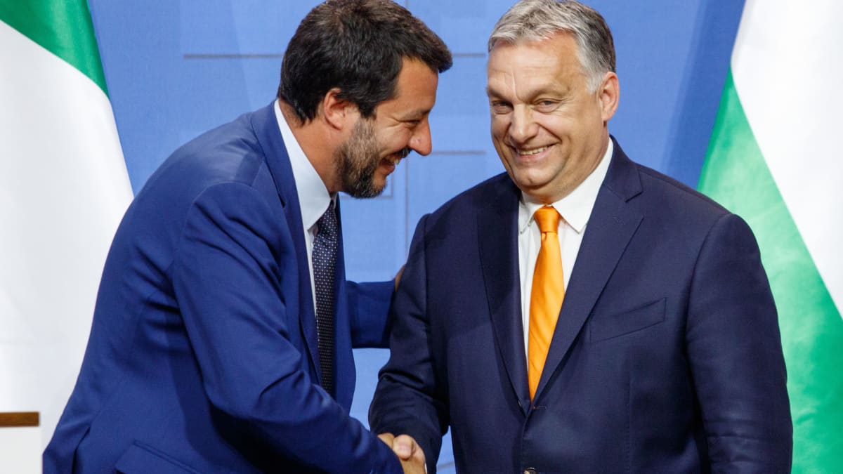 Matteo Salvini ja Viktor Orban kättelevät. 