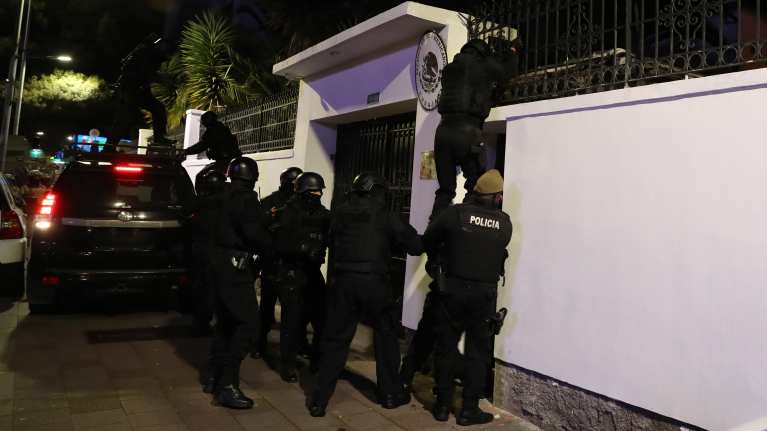 Poliser forcerar porten till Mexikos ambassad i Quito, Ecuador.