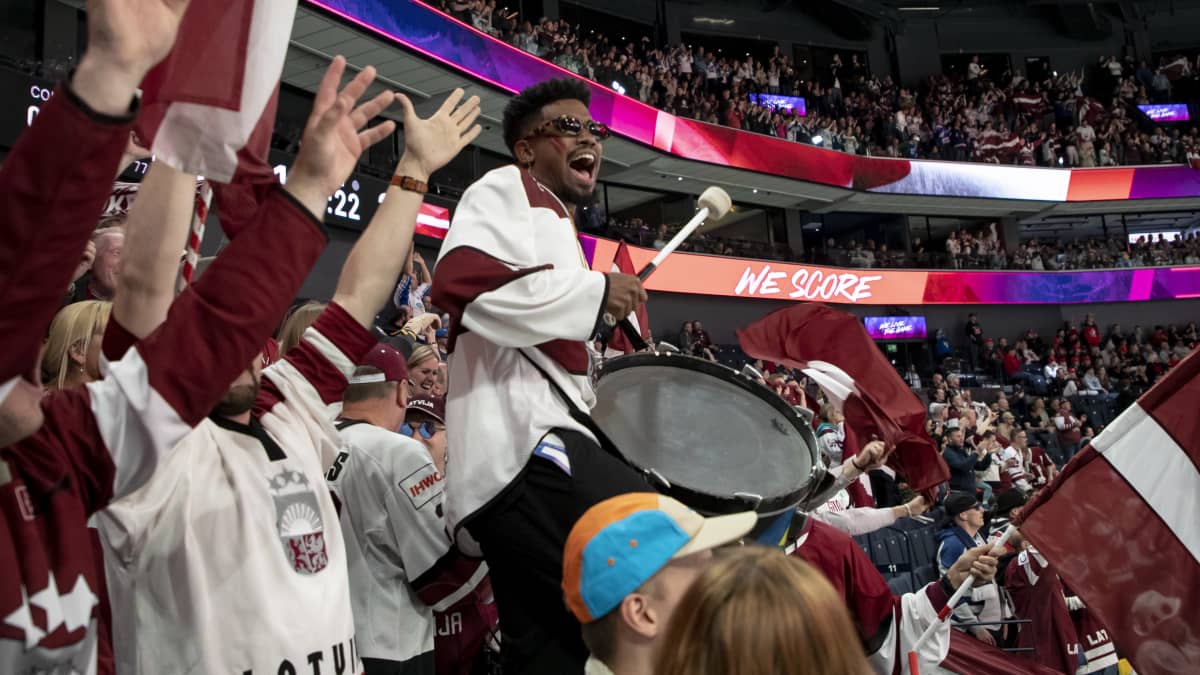 Latvian kannattajat pitivät kovaa meteliä MM-kisojen välierässä Kanadaa vastaan Tampereella 2023.