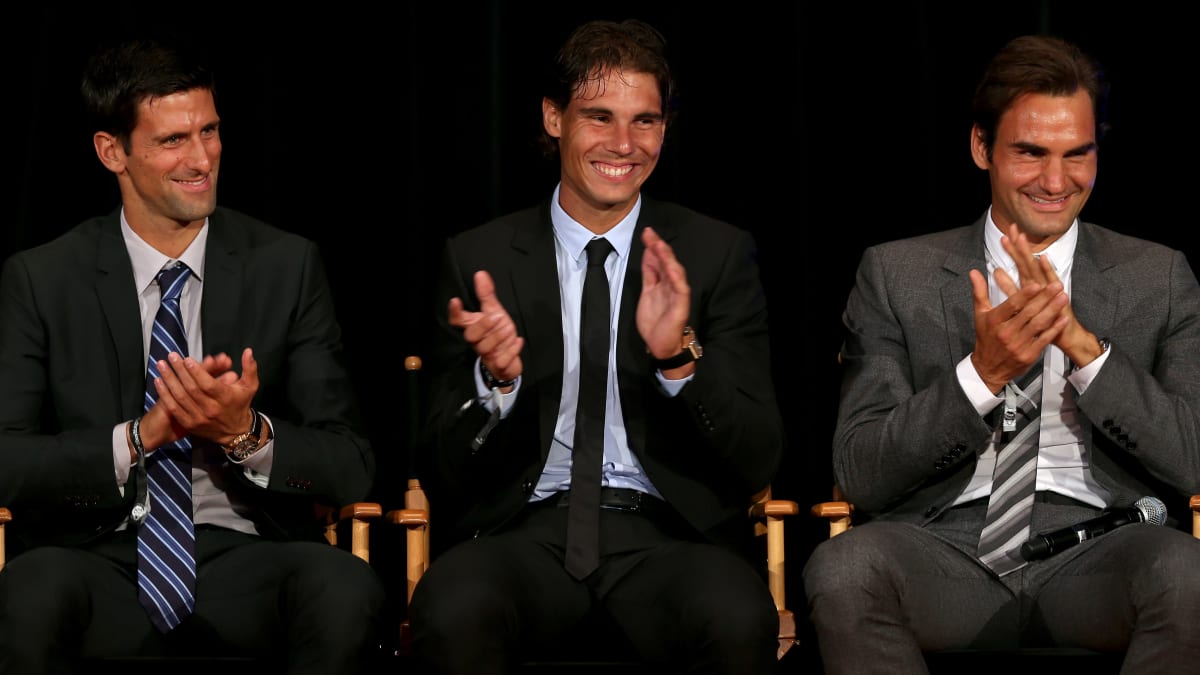 Novak Djokovic, Rafael Nadal ja Roger Federer taputtavat.