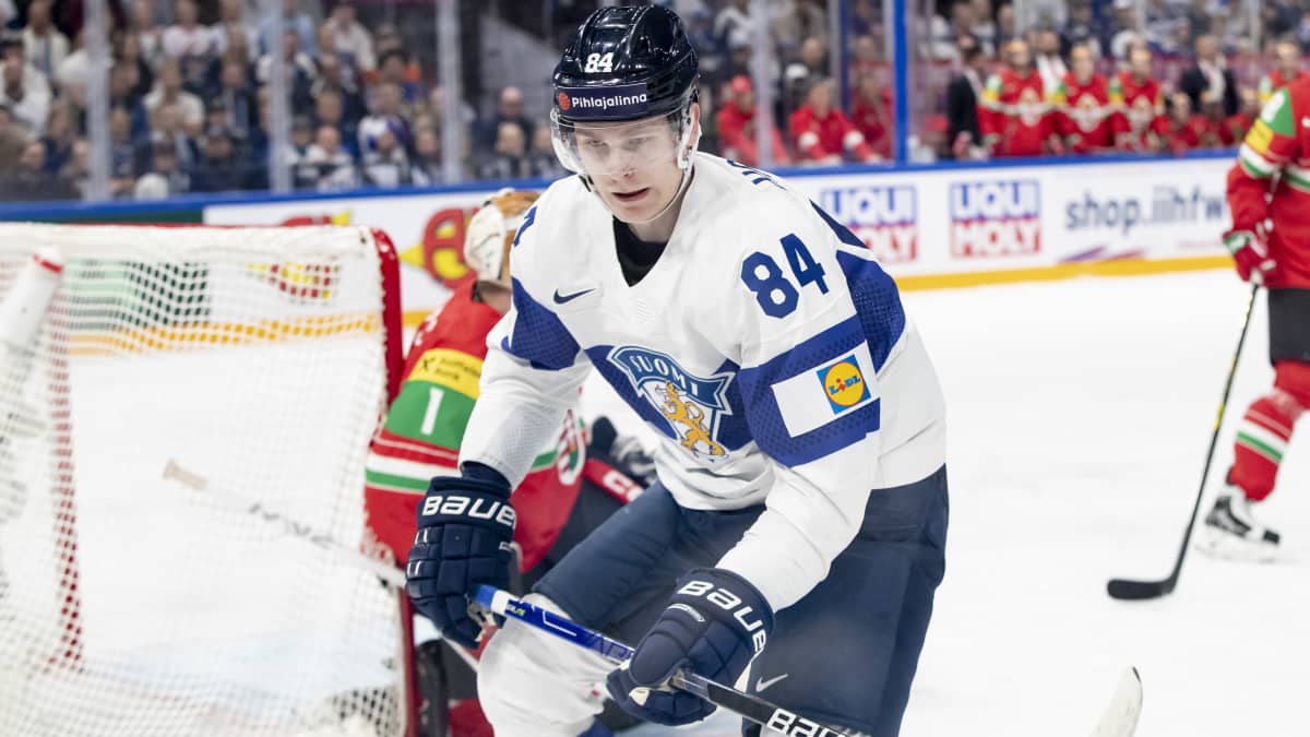 Kaapo Kakko ottelussa Unkaria vastaan.