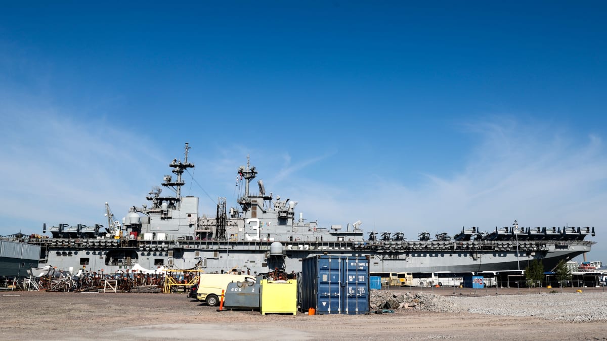 Yhdysvaltain laivaston maihinnousutukialus USS Kearsarge on saapunut satamavierailulleen Helsingin Hernesaareen.