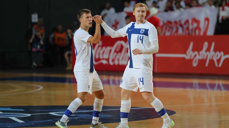 Iiro Vanha ja Justus Kunnas futsalin MM-karsintaottelussa Georgiaa vastaan syksyllä 2023. 