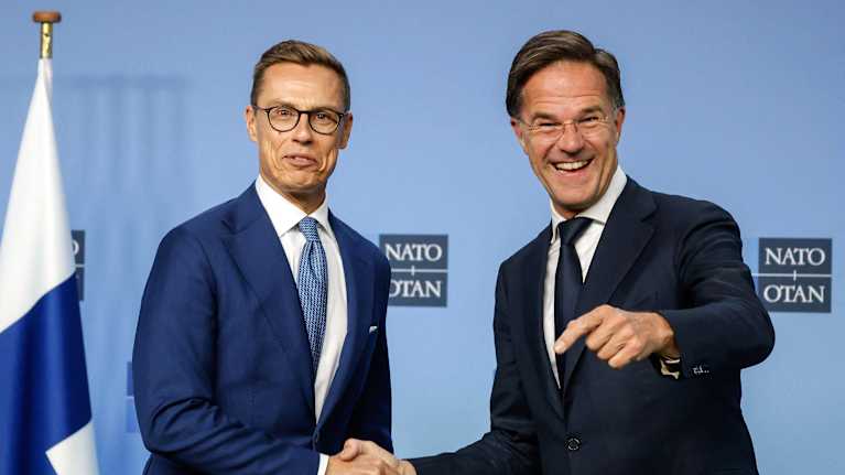 Alexander Stubb ja  Mark Rutte kättelevät tiedotustilaisuudessa.