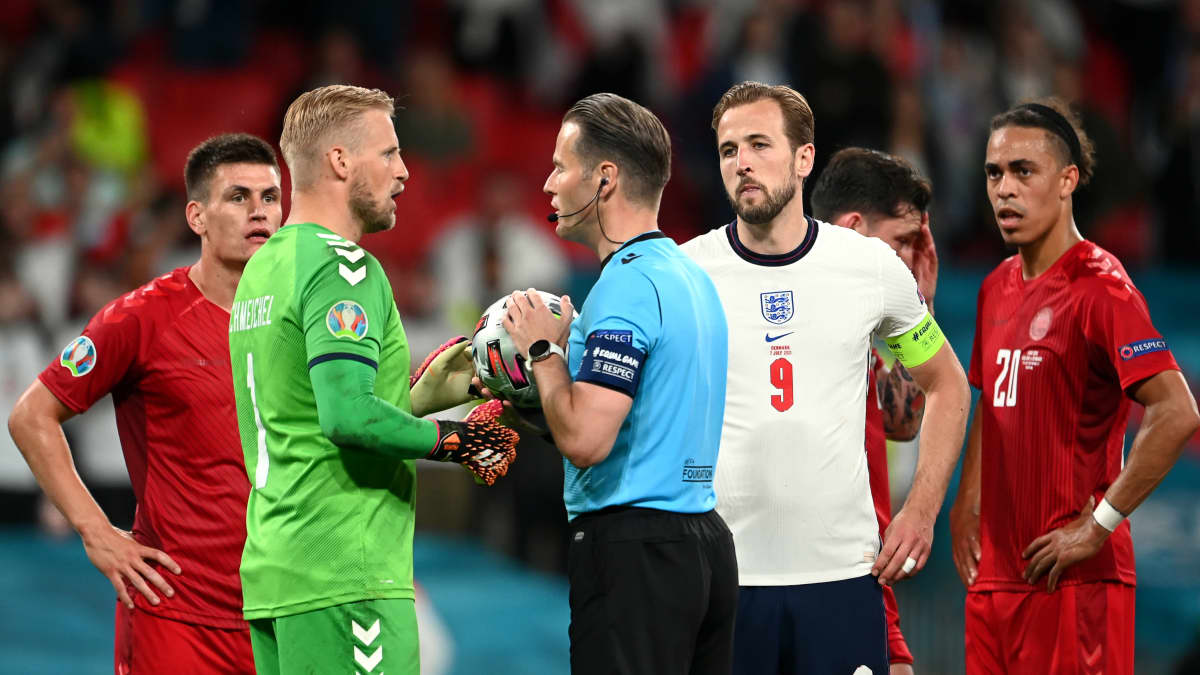 Kasper Schmeichel talar med domaren.