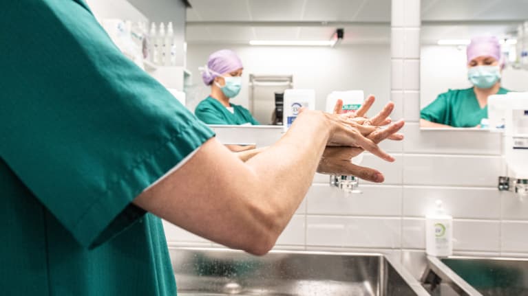 Carita Vuorenpää ja Lotta Lantto leikkausalihoitajat Jorvin sairaalan Anestesia- ja leikkausosasto K:lla.